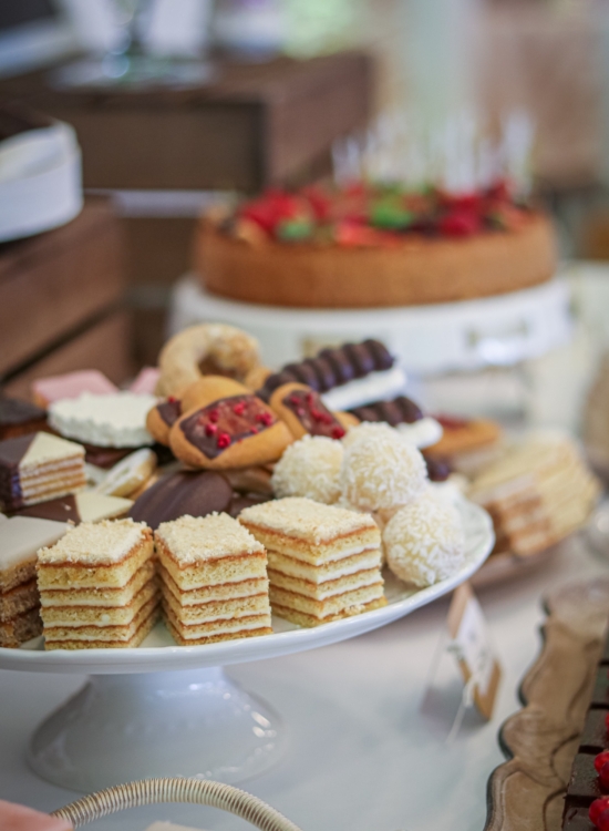 Sisters Cake - Svadobné koláče na stole